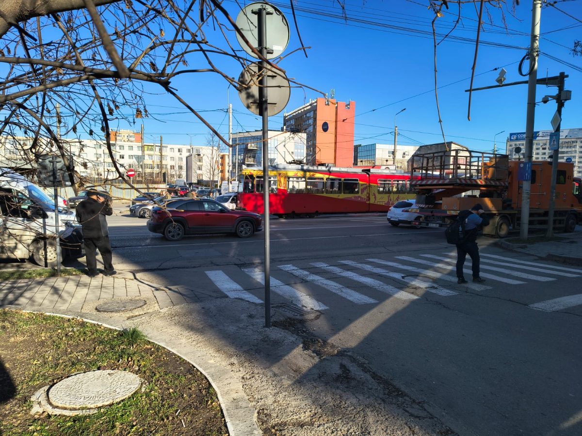 Accident rutier pe bulevardul Nicolae Iorga. Un autoturism a intrat în coliziune cu un tramvai