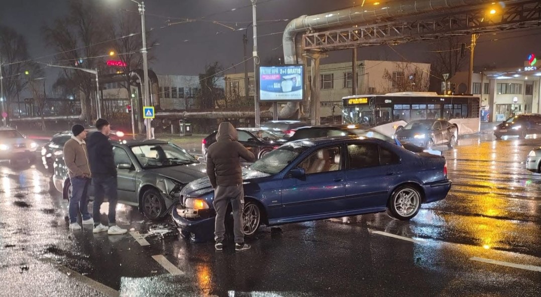 Accident rutier în Tudor Vladimirescu! Două autoturisme au intrat în coliziune