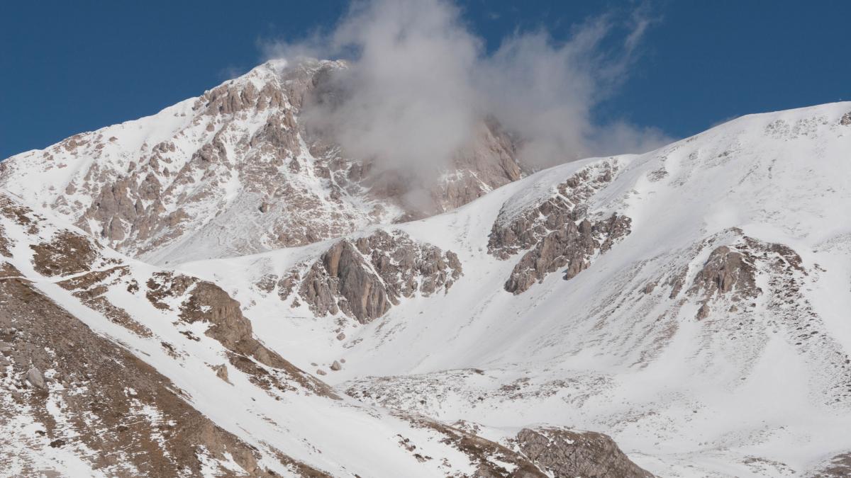 Căutările celor doi alpiniști italieni au fost suspendate de vremea extremă. Bărbații au dispărut pe Gran Sasso – VIDEO