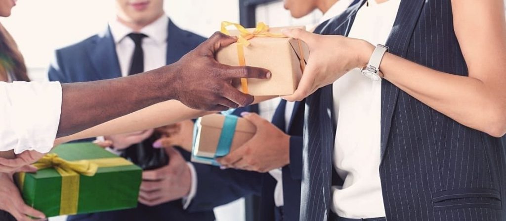 Angajații din România care vor beneficia de prime în valoare 2.619 lei şi de 5 zile libere!