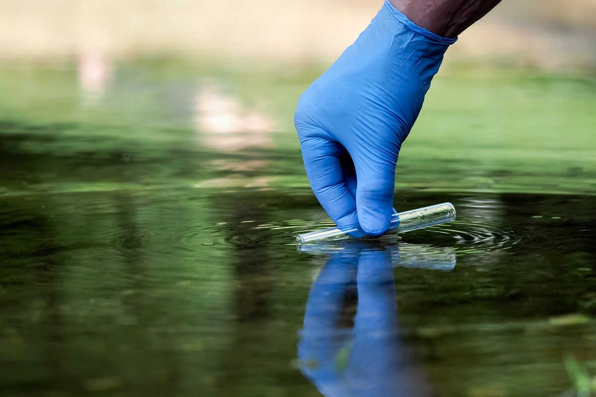 Izvoarele de apă din Europa sunt masiv contaminate! Substanța toxică a fost găsită în jumătate dintre apele minerale analizate