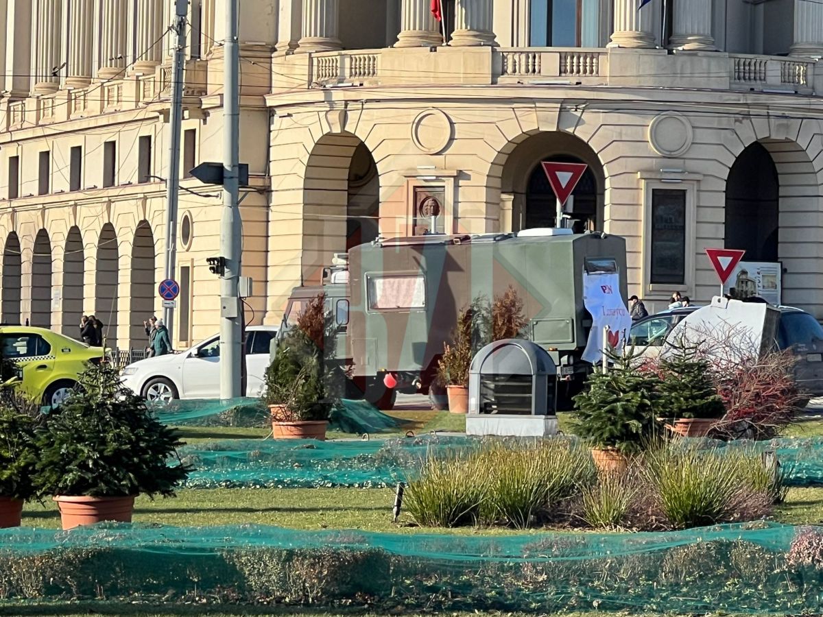 Incendiar! O mașină de război dă ture prin centrul Iașului! Are un mesaj de dragoste, pe un banner uriaș, lipit pe spate