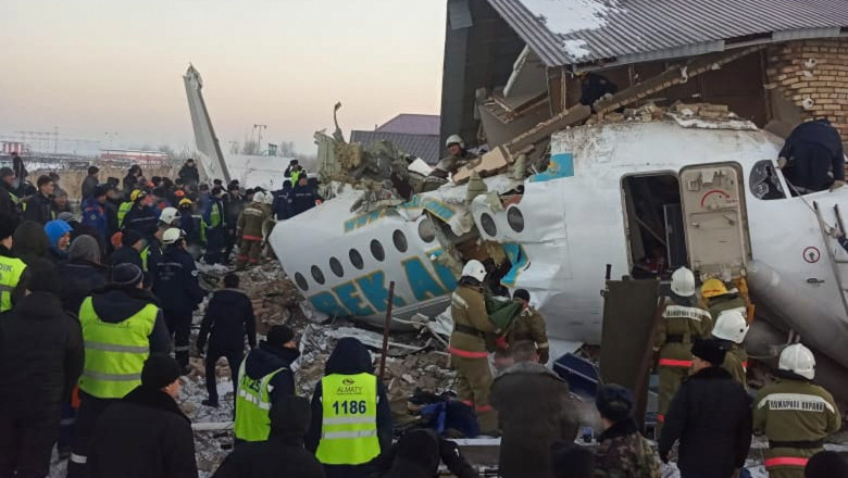 Un avion a fost filmat în timp ce se prăbușea, în Kazahstan. Zeci de persoane se aflau la bordul aeronavei. Imaginile sunt dramatice – UPDATE