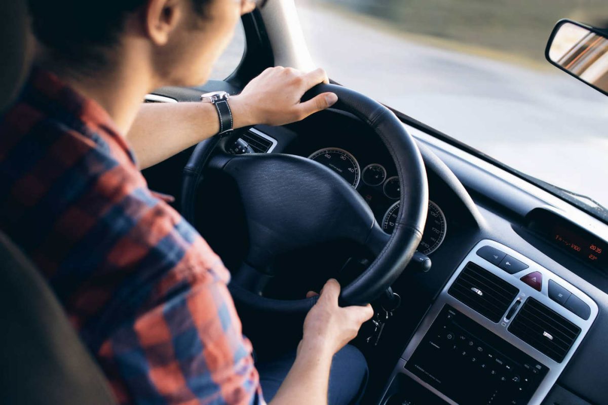 Capcana în care au căzut tot mai mulți șoferi! Atenție dacă găsești o bancnotă pe parbrizul mașinii