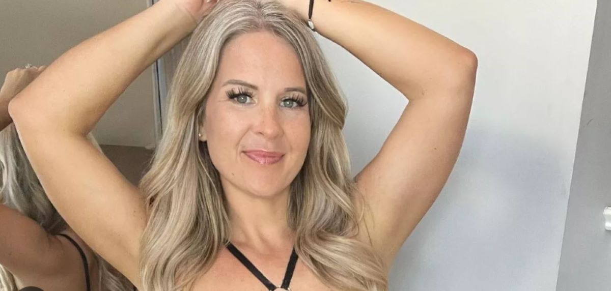 O bunică este plătită să fie o Crăciuniță sexy! „Îmi place să vorbesc murdar!”