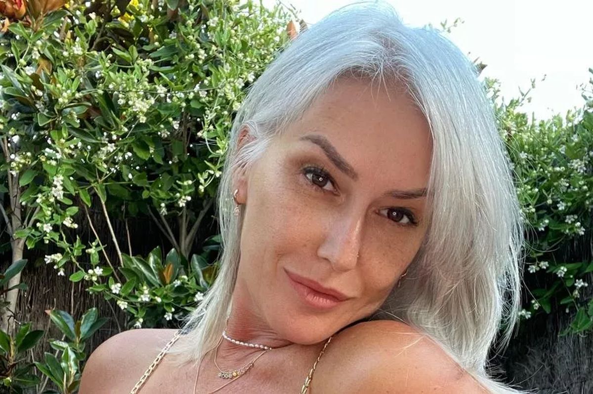 O bunică superfit este iubită de bărbații mai tineri! Totuși, îi refuză pe rând, dintr-un singur motiv