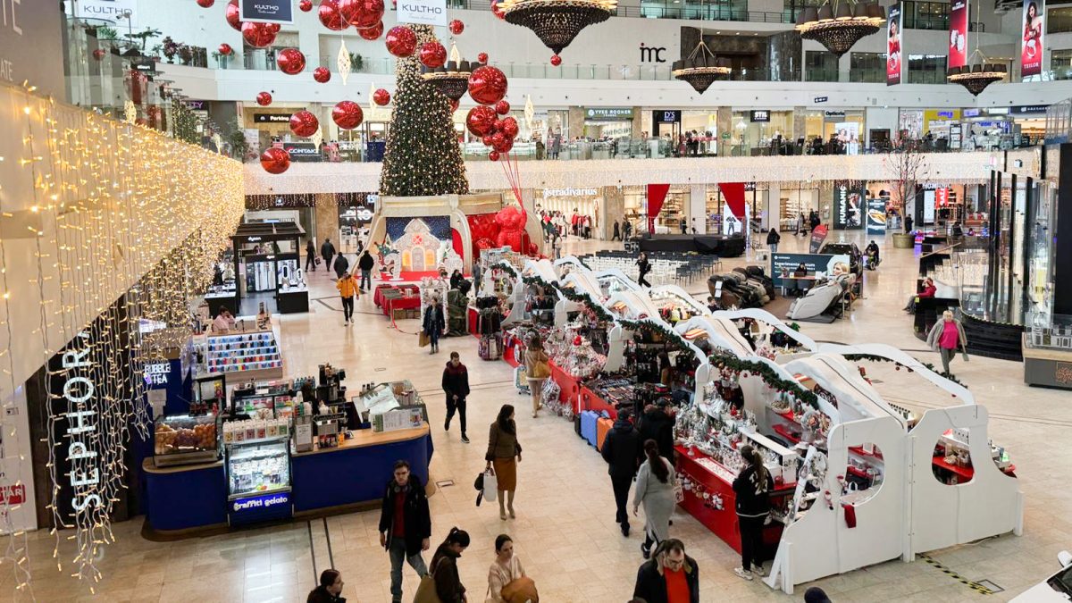 Aglomerație la magazinele din centrele comerciale! Ieșenii sunt în goană după cadourile de Crăciun