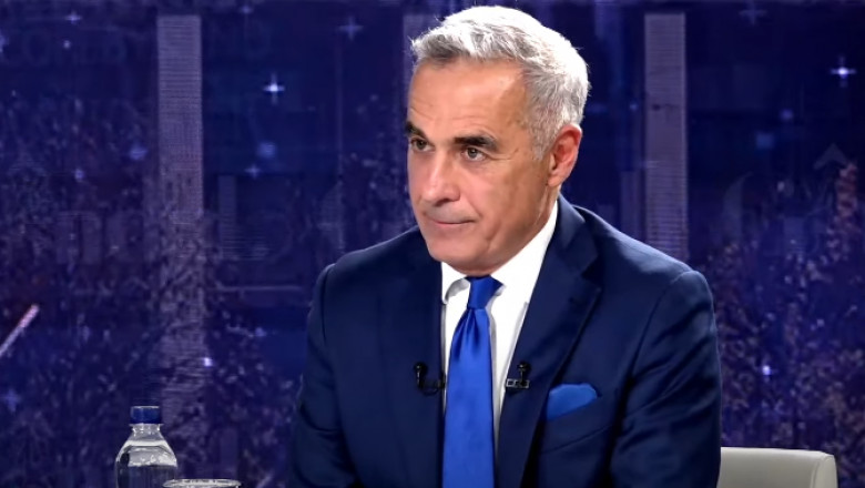 Călin Georgescu a mers la secția de vot, deși CCR a anulat alegerile. Sute de oameni au venit să-l susțină