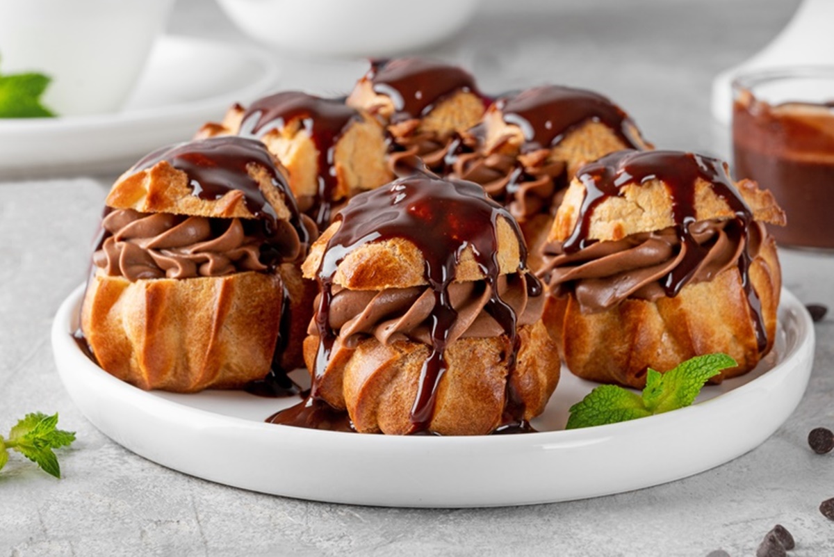 Choux a la creme cu ciocolată. Un desert elegant ideal pentru un platou festiv!