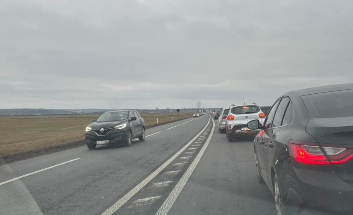 Coloana infinitului la Podu Iloaiei! Șoferii și-au anunțat rudele că nu mai ajung acasă de sărbători: „Coada e de 4 kilometri, dacă știam îmi luam sarmale la pachet”