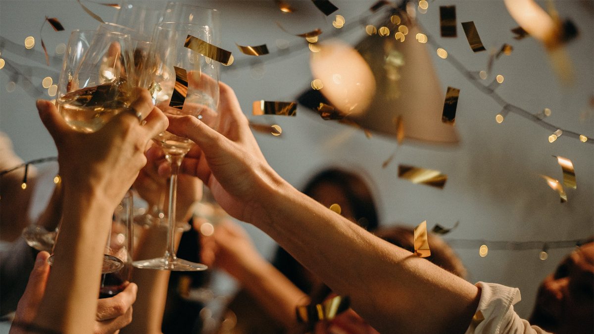 Cum să ne îmbrăcăm de Revelion 2025 pentru a atrage toate privirile, dar și norocul în Noul An. Ce nu trebuie să lipsească din ținută