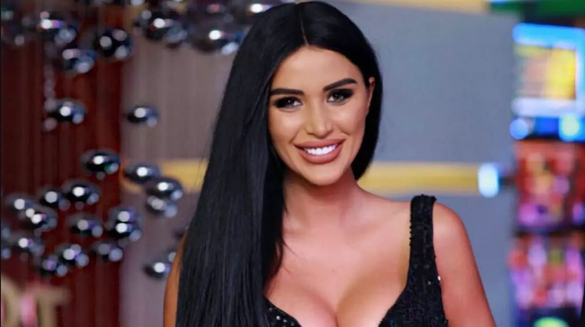 Daniela Crudu și-a pozat fetița și băiatul la brad. Ce frumușei sunt