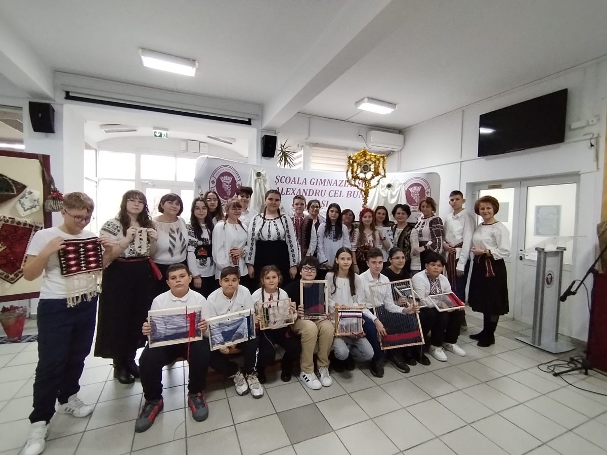 Moment emoționant și sensibil, la Iași! Profesori, părinți și elevi inimoși au promovat și respectat tradițiile, datinile și meșteșugurile strămoșești. Gazda a fost Școala Gimnazială „Alexandru Ioan Cuza” din Iași