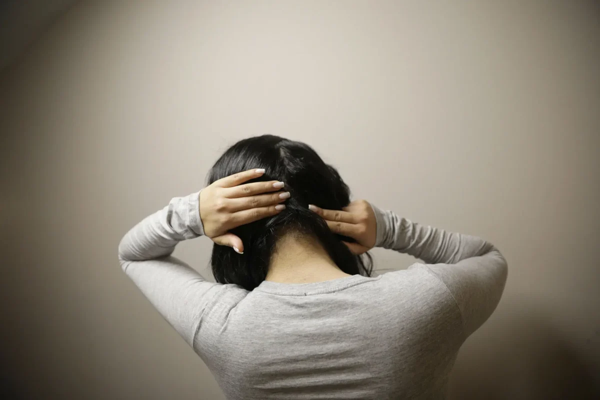Teroare de Crăciun: O femeie a fost înjunghiată în gât. Victima spune că nimeni nu i-a sărit în ajutor, nici măcar polițiștii