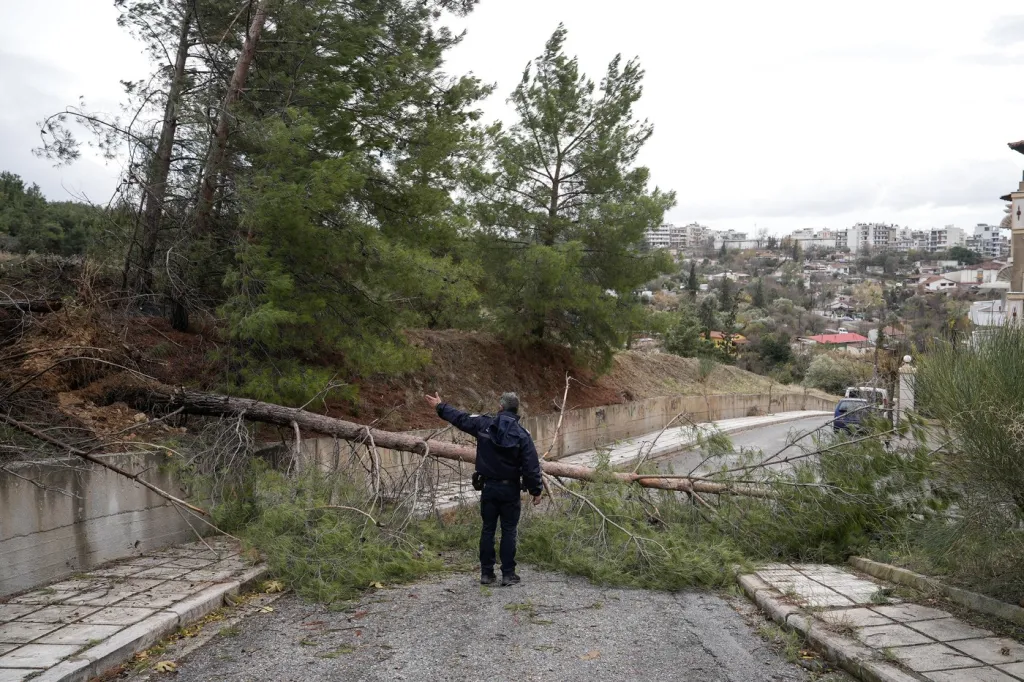 „Elena” devastatoare: Grecia sub apă și zăpadă, haos pe drumuri și case inundate