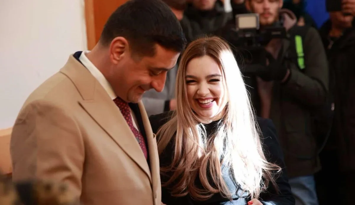 Ce studii are, de fapt, soția lui George Simion. O așteaptă o carieră la care mulți doar visează