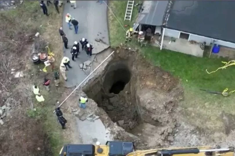 O femeie a dispărut într-o groapă în timp ce-și căuta pisica. Salvatorii nu pot ajunge la ea