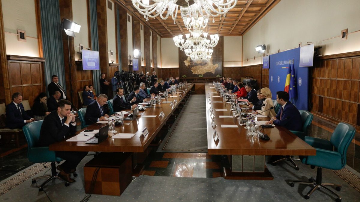 Guvernul a pregătit așa numita Ordonanță-trenuleț! Îngheață angajările și majorările salariale