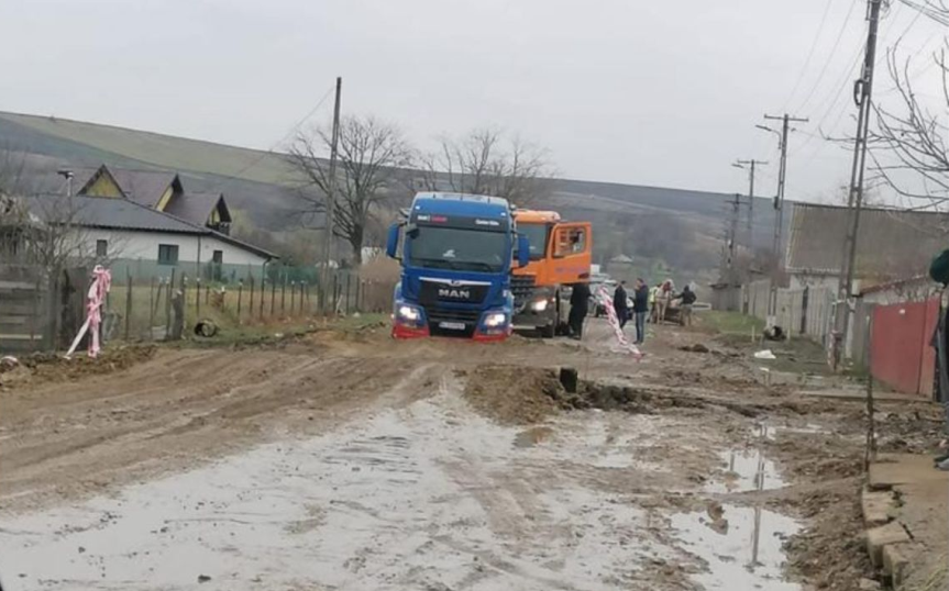 Atenție, șoferi! Drumul prin Hoisești-Dumești este blocat din cauza inundațiilor și lucrărilor de urgență