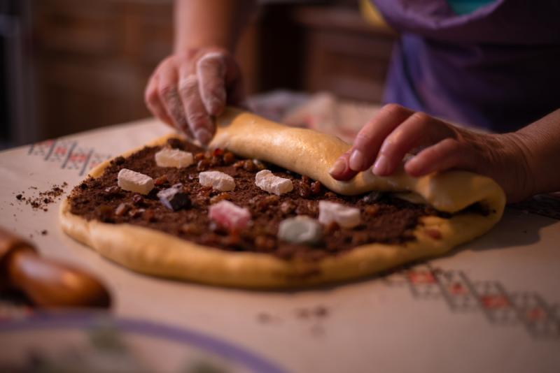 Iată cum să faci cea mai bună umplutură pentru cozonac cu nucă și albuș! Care este ingredientul care îi dă textura perfectă?