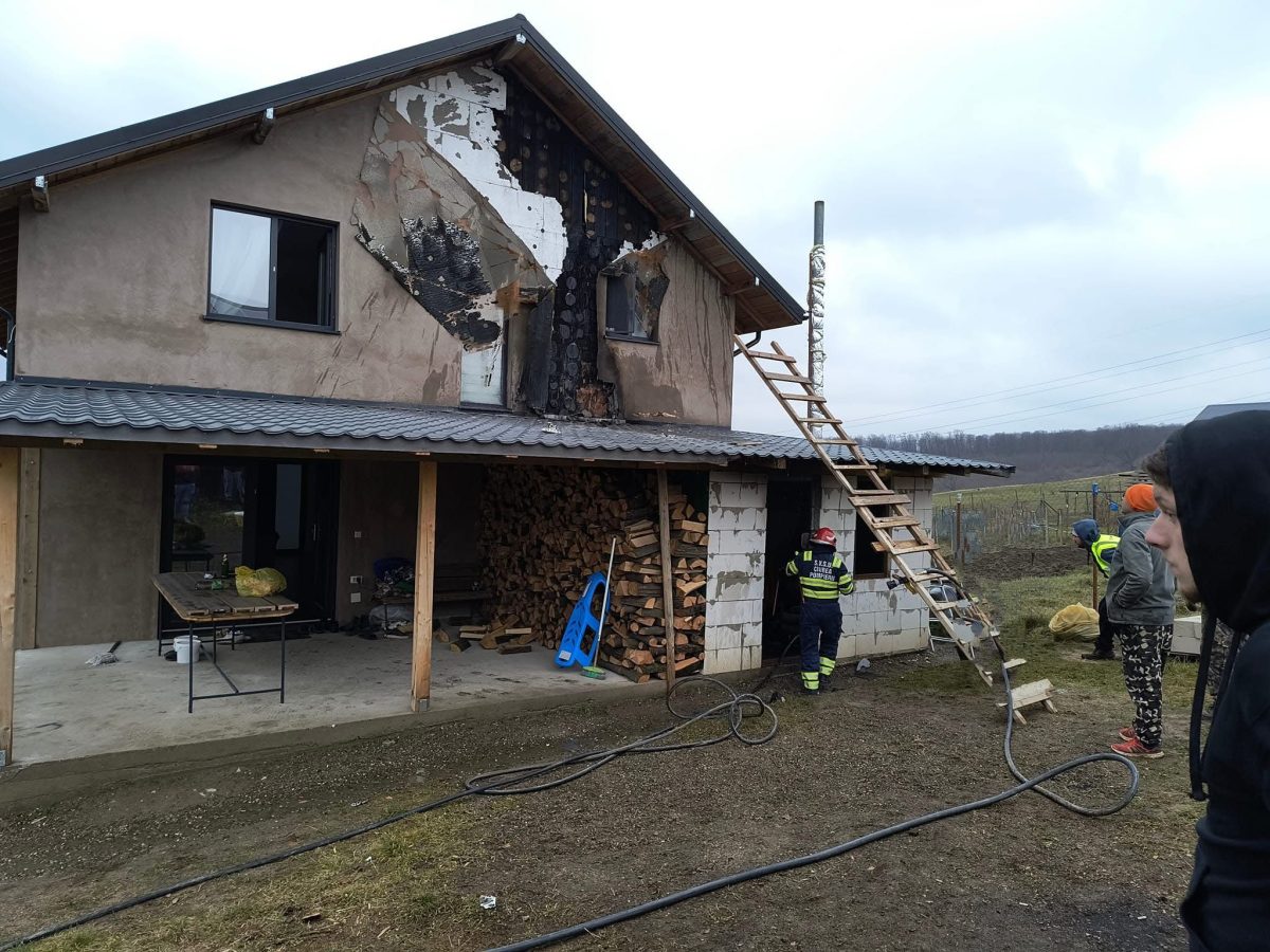Incendiu în Dumbrava. O anexă gospodărească a luat foc – UPDATE