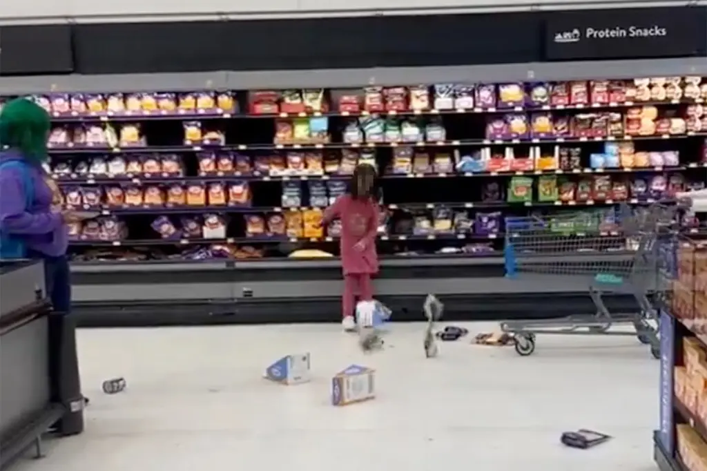 Incident șocant într-un supermarket! Dezbatere în mediul online după ce un copil obraznic a făcut prăpăd printre rafturi
