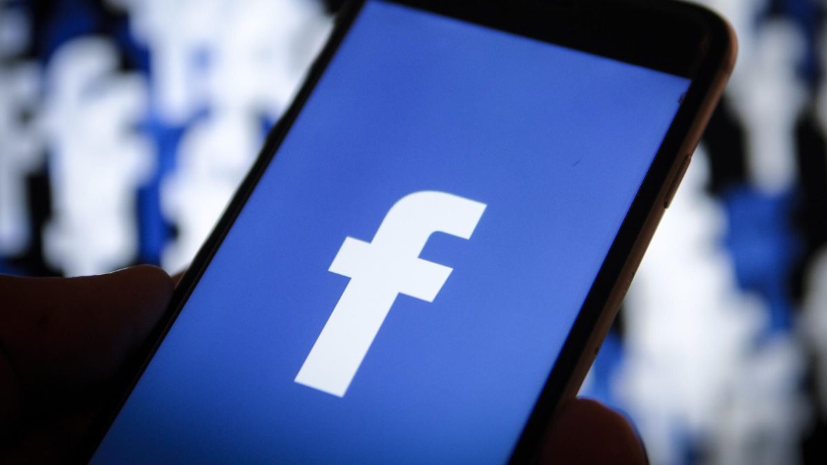 O nouă înșelătorie pe Facebook! Românii sunt amenințați că li se închide contul de socializare