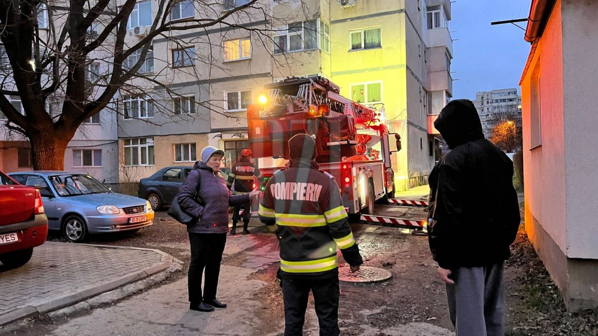 Pompierii ieșeni intervin pentru îndepărtarea unor elemente de construcție ce prezintă risc de cădere, pe strada Clopotari