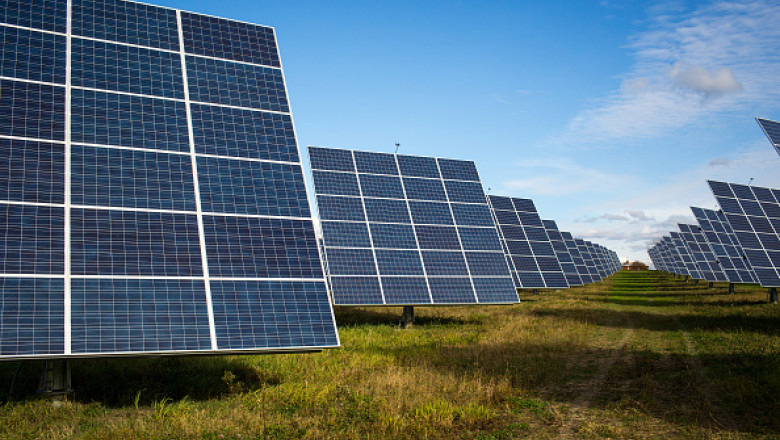 Investitorii în energie verde au sacrificat 11.100 de hectare de teren agricol. Manevra prin care statul român a câștigat 100 de milioane de euro