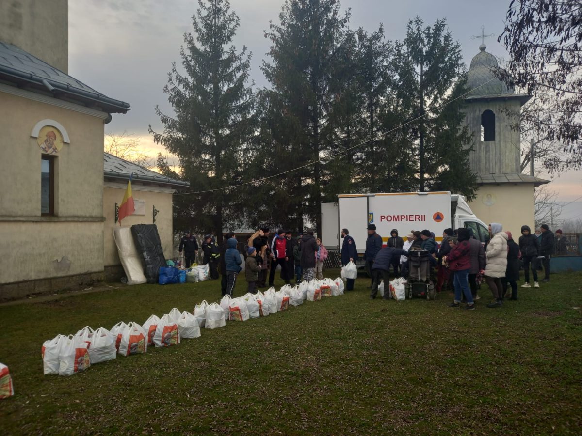 Pompierii ieșeni au adus bucurie familiilor nevoiașe din comuna Țibana