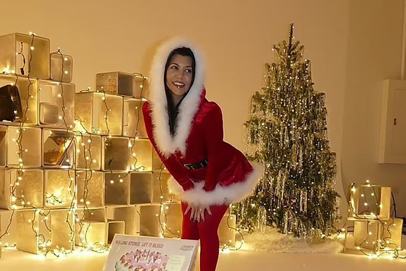 Kourtney Kardashian, a pozat ca o crăciuniță seducătoare! Momente intime capturate împreună cu soțul ei