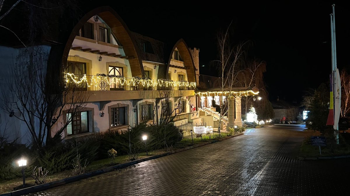 Spuma interlopă și-a dat întâlnire la Iași, în această seară. Manelistul Dani Mocanu cântă La Castel. Poliția este cu ochii în patru