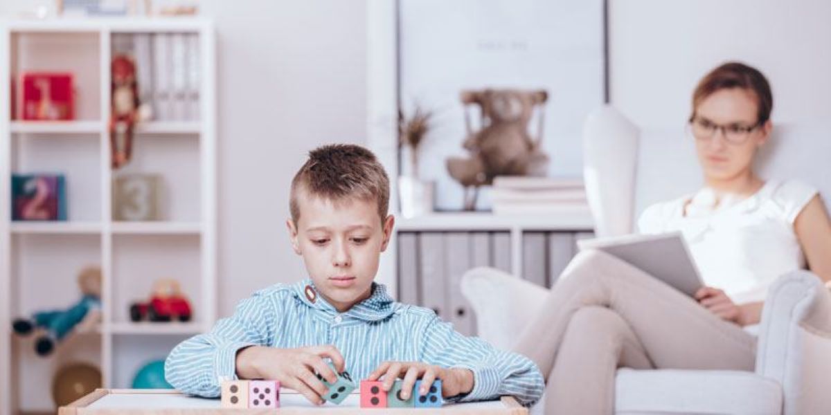 De la ce vârstă vorbesc copiii cu autism? Factori care influențează