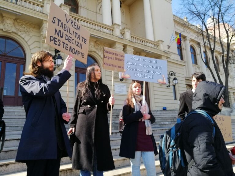 Liga Studenților din Iași critică decizia lui Ciolacu de a limita transportul studenților: „Nu noi am împrumutat România ca să plătim 1,8% din PIB/an pentru dobânzi ca să hrănim clientela de partid”