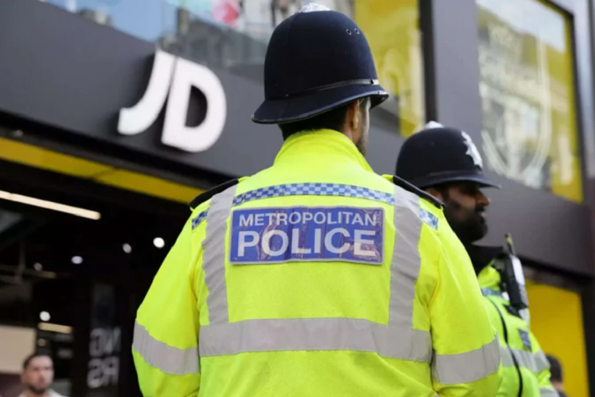 Doi români arestați pentru atacul asupra unui jurnalist la Londra. Conexiuni cu posibile rețele criminale internaționale