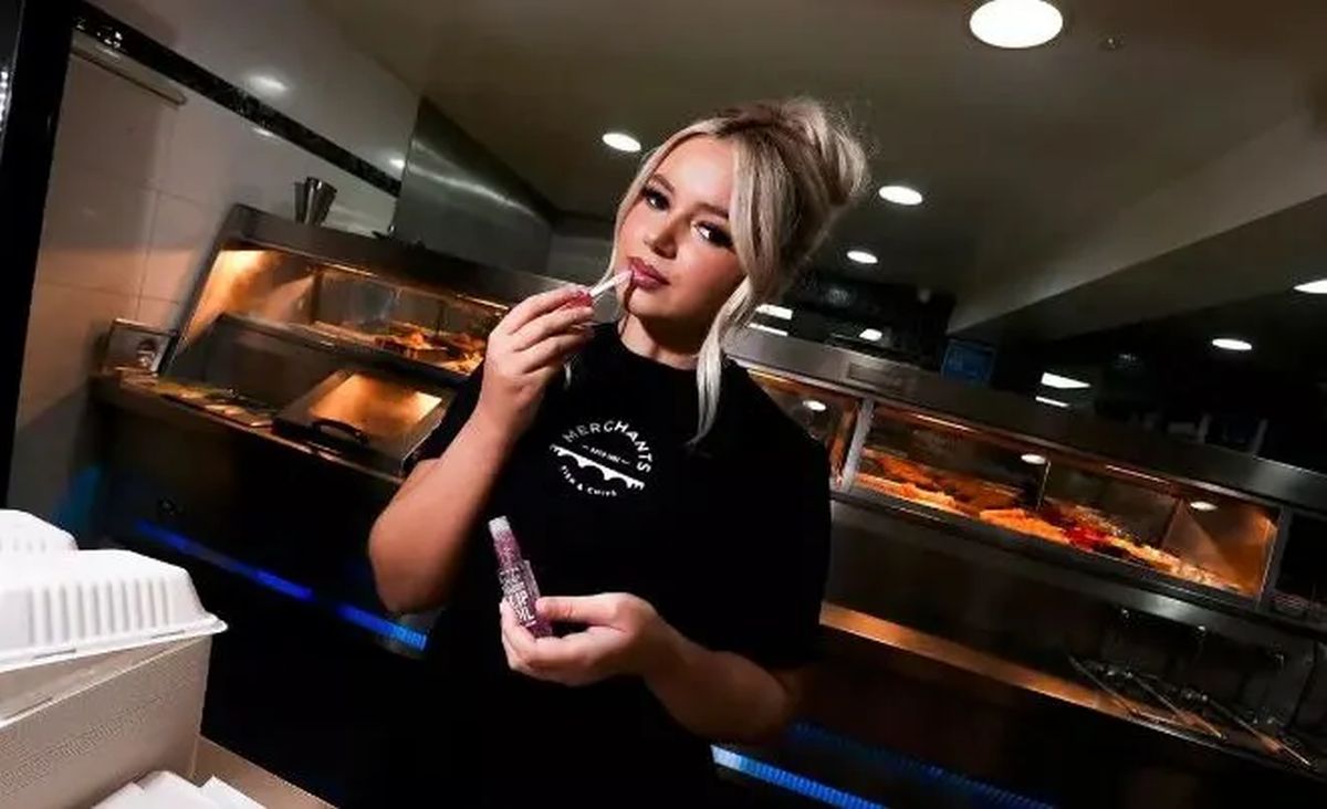 Lucrează într-un fast-food și atrage zilnic priviri! Frumusețea i-a adus un contract de modeling
