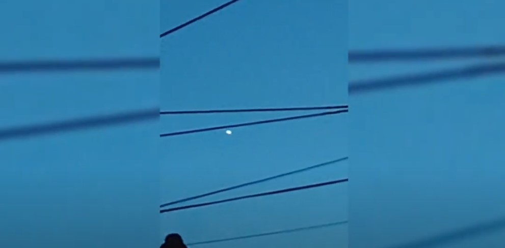 O sferă misterioasă a stat o oră deasupra aeroportului Tuzla, apoi a dispărut. I-a pus pe jar pe piloții și pe controlorii de trafic aerian