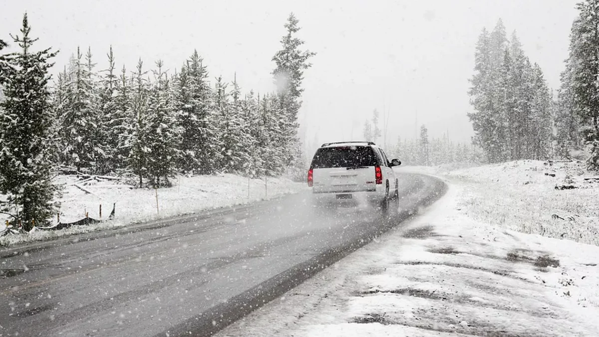 Meteorologii anunță ninsori constante în următoarea lună. Zăpada va persista într-un oraș din România