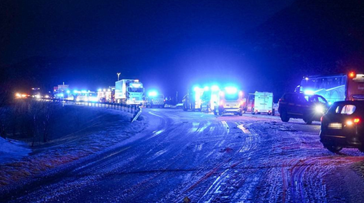 Un autobuz cu 58 de oameni la bord a plonjat într-un lac înghețat