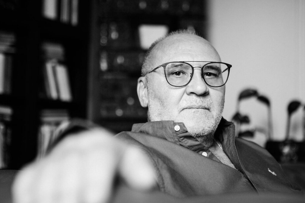 Scriitorul Octavian Hoandră: Românul e laș. Politicienii au trădat tot ce se putea trăda din această țară – VIDEO