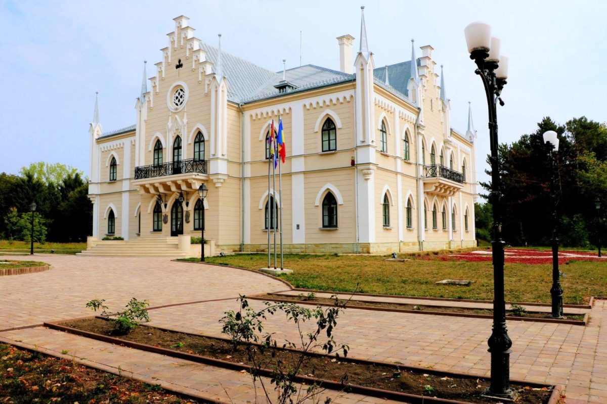 Expoziția Costumul popular – simbol al identității naționale, organizată la Palatul „Alexandru Ioan Cuza” de la Ruginoasa