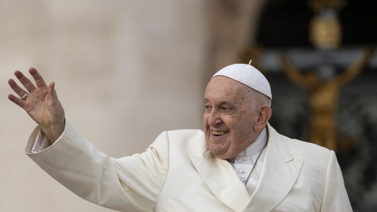 Vaticanul a prezentat un nou papamobil. Cum arată modelul și ce dotări are