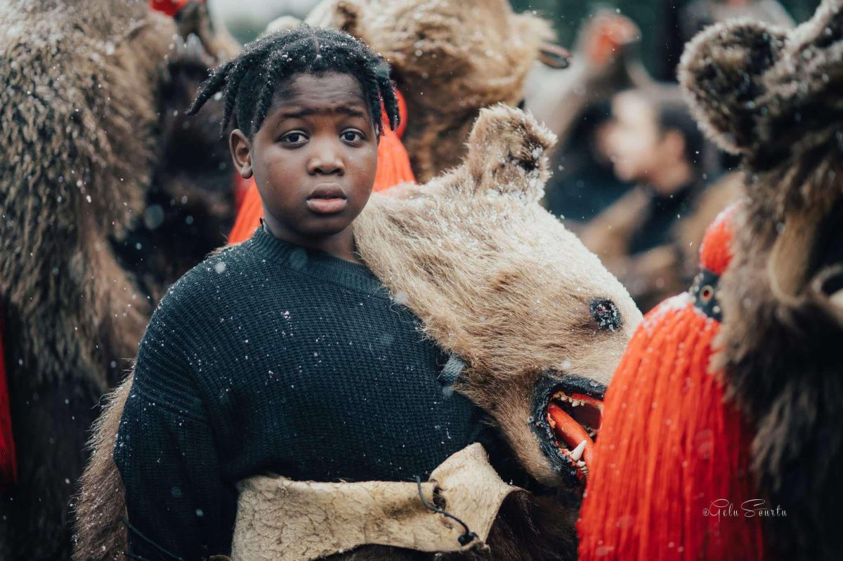 Imaginile anului 2024! Un puști din Africa s-a îmbrăcat în piele de urs, pentru parada tradițională de la Moinești. A furat privirile a mii de oameni – FOTO