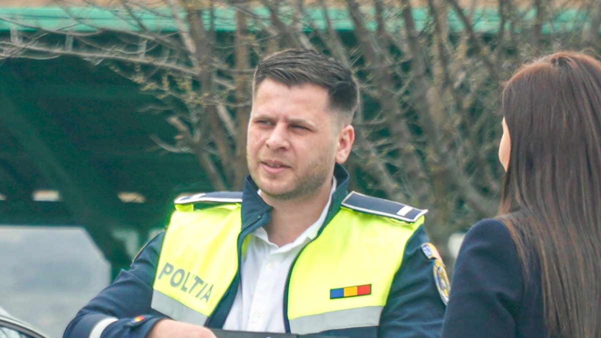Tânăra care a încercat să-l mituiască pe polițistul Mihai Andrei pentru a obține permisul de conducere a fost condamnată la închisoare! Tabita a pus în dosar 350 de euro