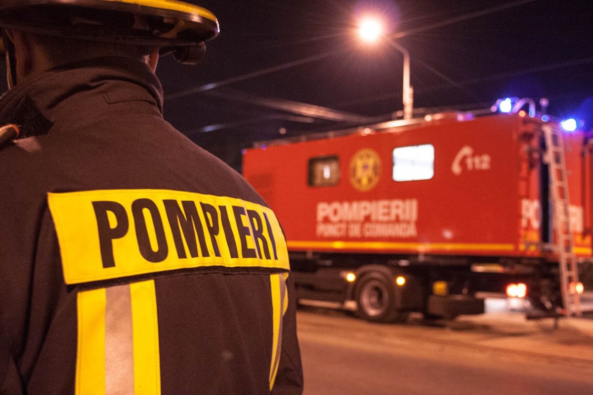 Incendiu în municipiul Pașcani, strada Moldovei. Pompierii intervin