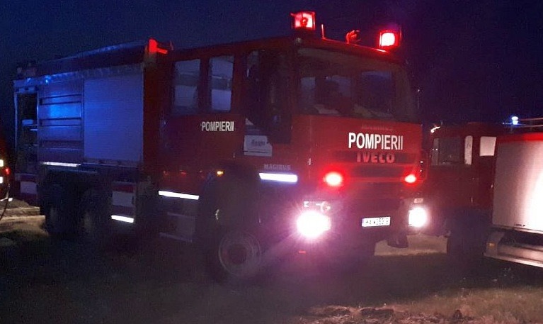 Două case din județul Iași, cuprinse de flăcări! Pompierii au intervenit de urgență