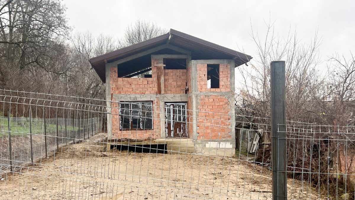 Un bărbat din Iași a început să-și construiască o casă, însă s-a trezit cu polițiștii la poartă. Iată ce au descoperit oamenii legii: „Cred că un vecin a făcut reclamație”