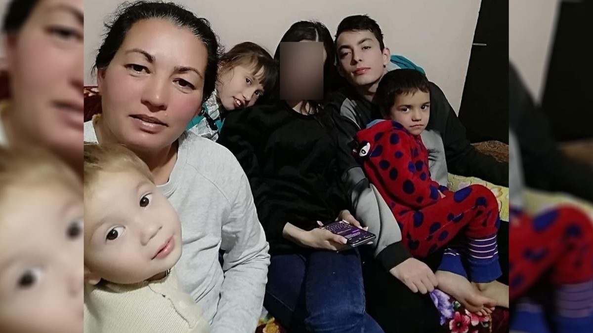 În noaptea de Sfântul Nicolae, casa unei mame care crește singură patru copii a fost mistuită de flăcări! Femeia din Fântânele doarme cu micuții pe la rude: „Ei așteaptă să îi duc acasă, să le fac bradul de Crăciun”