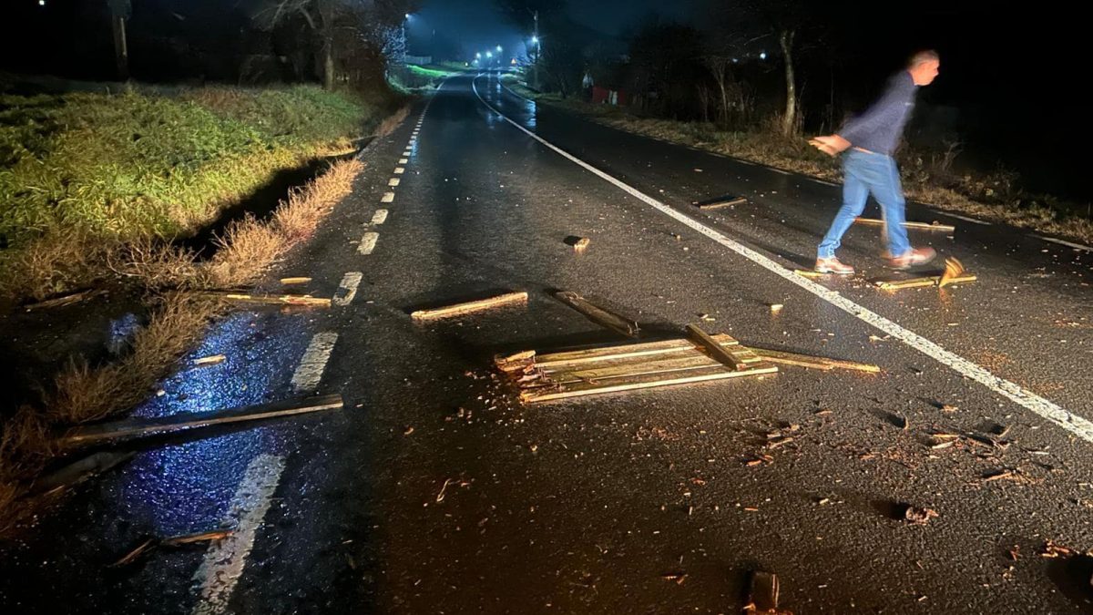 Capcană periculoasă, pe o stradă din județul Iași! Șoferii au fost puși în primejdie de câțiva localnici teribiliști: „Puteai să te răstorni cu mașina”