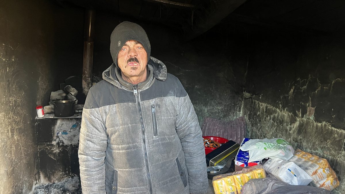 Cezar Gheorghe, bărbatul de 60 de ani, din Zmeu, a izbucnit în lacrimi când a desfăcut cadourile de la prietenii lui Moș Crăciun: „Este cea mai mare bucurie”
